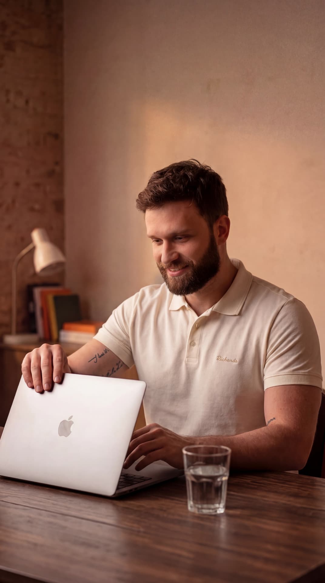 Wagner trabalhando em edição de vídeo